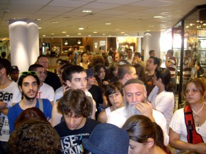 IMGP2706 התור גדל לקראת פתיחת החנות